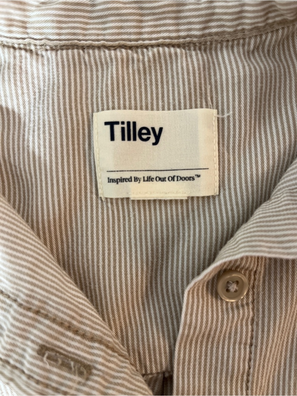 Tilly's Beige Short-Sleeve Button-Up Shirt